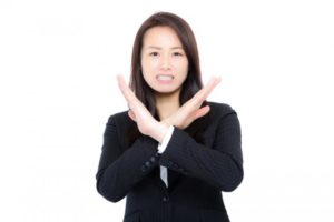 否定する女性