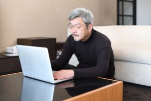 パソコンを操作する中年男性