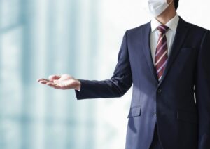 マスクを着用した男性