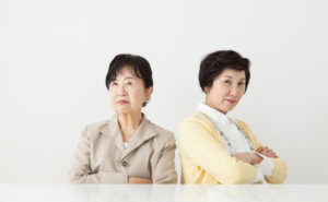 腕を組む女性