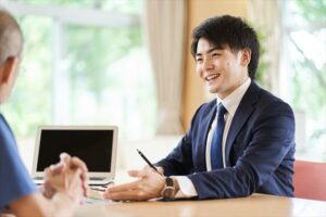 提案する葬儀社スタッフ