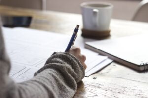 ノートに書きこむ人
